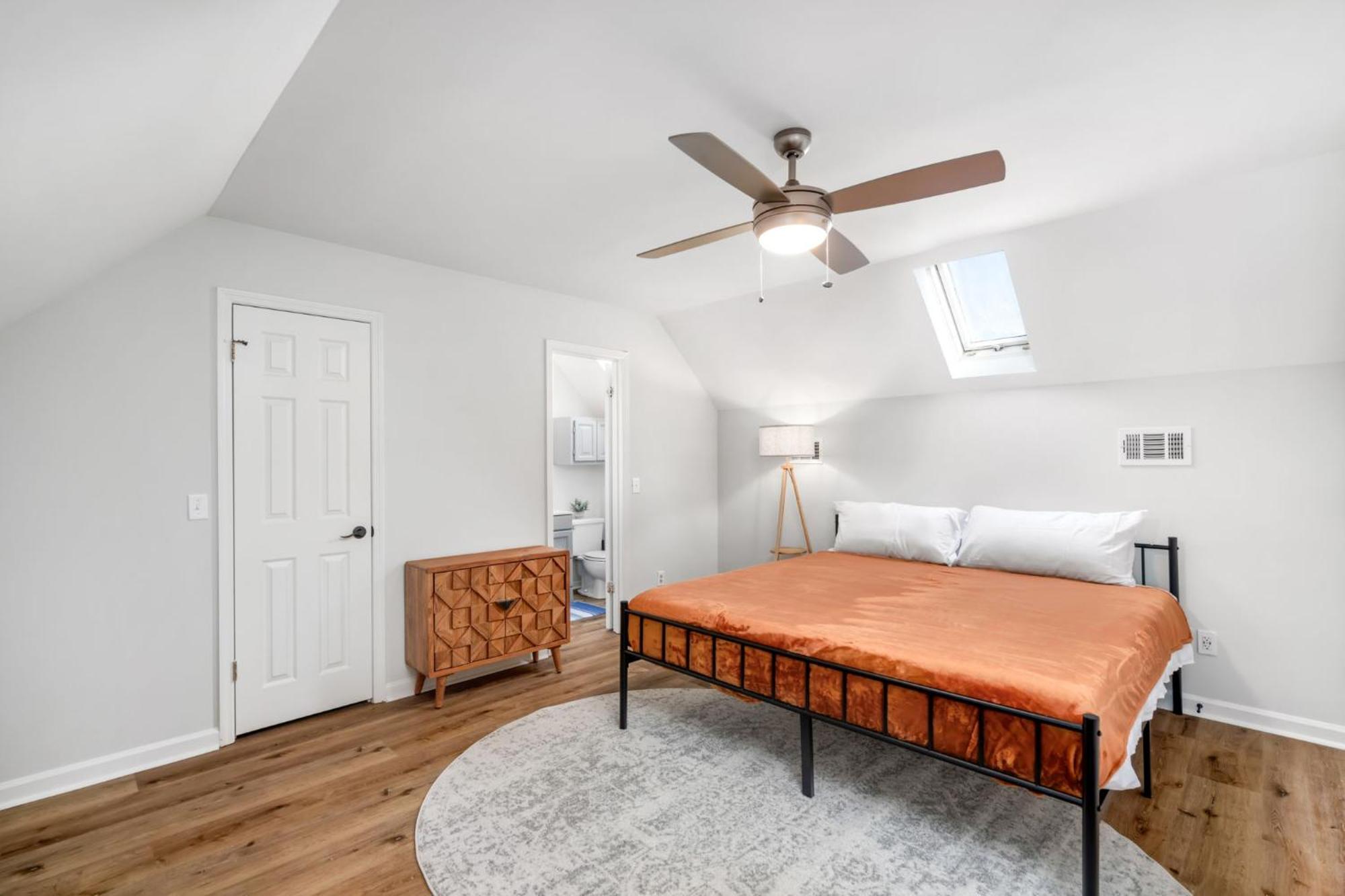 Remodeled And New - Walk To Downtown Auburn Apartment Exterior photo
