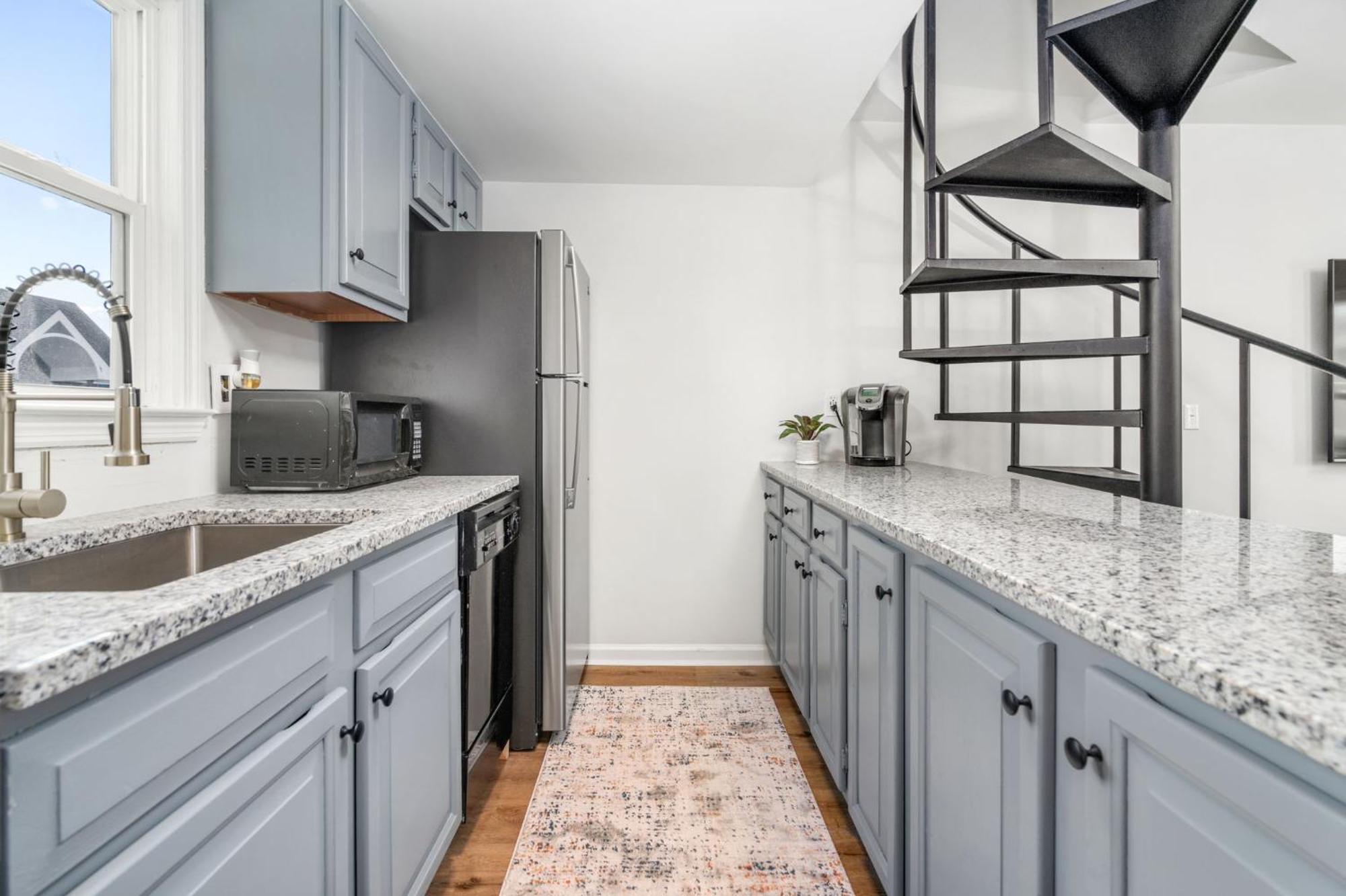 Remodeled And New - Walk To Downtown Auburn Apartment Exterior photo