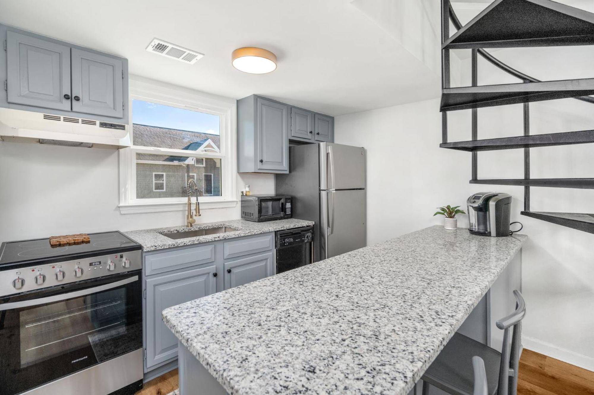 Remodeled And New - Walk To Downtown Auburn Apartment Exterior photo